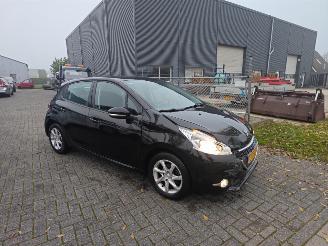 skadebil auto Peugeot 208 1.2 Automaat exclusief mooie nette auto 134.000 km 2014/1