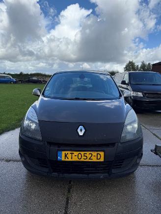 damaged passenger cars Renault Scenic 1.5 dCi 2011/1