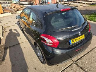 Peugeot 208  picture 6