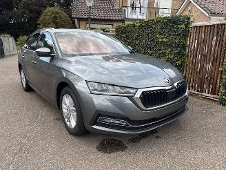 krockskadad bil auto Skoda Octavia 1.0 HYBRIDE AUTOMAAT 10800 KM !!!! 2024/5