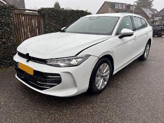 Schadeauto Volkswagen Passat NIEUW MODEL 1.5 eHybrid SPORT AUTOMAAT 225 PK 2024/12