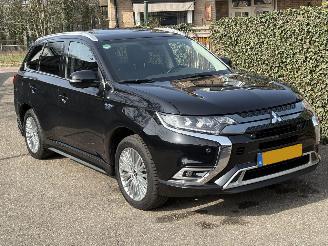 Vaurioauto  passenger cars Mitsubishi Outlander 2.4 PHEV Intense+ HYBRIDE HALFLEER PANO AIRO KIT AUTOMAAT 210PK 2021/8