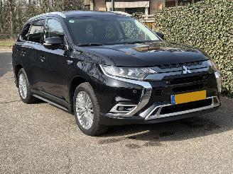 Unfallwagen Mitsubishi Outlander 2.4 PHEV Intense+ HYBRIDE HALFLEER PANO AIRO KIT AUTOMAAT 210PK 2021/8