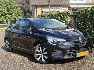 Damaged car Renault Clio 1.6 E-Tech Hybrid 145 Equilibre AUTOMAAT 95PK 2022/10