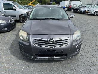 Voiture accidenté Toyota Avensis 2.0 16V VVT-i D4 Combi/o  Benzine 1.998cc 108kW (147pk) 2007/1
