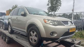 damaged passenger cars Mitsubishi Outlander 2.4 16V Mivec 4x2 SUV  Benzine 2.360cc 125kW (170pk) 2010/1