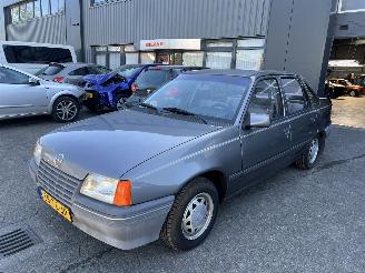uszkodzony samochody osobowe Opel Kadett 1.6i LS 1988/3