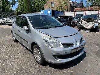 demontáž osobní automobily Renault Clio Clio III (BR/CR), Hatchback, 2005 / 2014 1.4 16V 2006/5