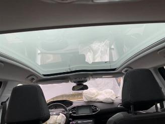 Peugeot 308 308 (L3/L8/LB/LH/LP), Hatchback 5-drs, 2013 / 2021 1.2 12V e-THP PureTech 110 picture 17