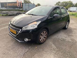 Vaurioauto  passenger cars Peugeot 208 1.2 Vti 12V PureTech 82 Hatchback  Benzine 1.199cc 60kW (82pk) FWD 2012-03/2019-12 (CAHMZ; CCHMZ) EB2F; HMZ 2013/6