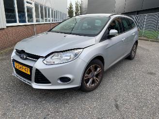 Vaurioauto  passenger cars Ford Focus 1.0 Ti-VCT EcoBoost 12V 100 Combi/o  Benzine 998cc 74kW (101pk) FWD 2012-02/2018-05  M2DA 2013/12