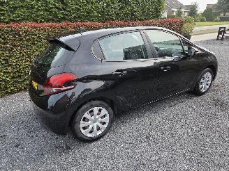 Peugeot 208  picture 2