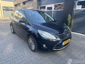 Damaged car Ford Grand C-Max 1.0 Titanium Full options 2013/1