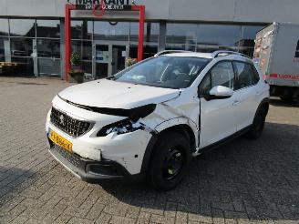 damaged passenger cars Peugeot 2008 1.2 2017/8