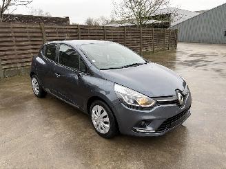 krockskadad bil auto Renault Clio 4 2019/4