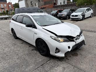 damaged passenger cars Toyota Auris 1.8i - 16V HYBRID 2013/10