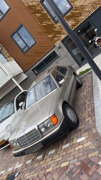 Mercedes 200-280 230E Automaat picture 2