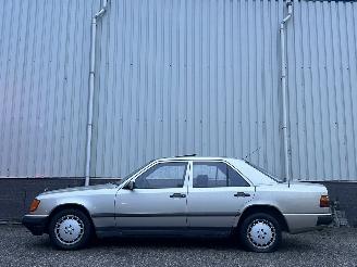 Mercedes  W124 230E picture 5