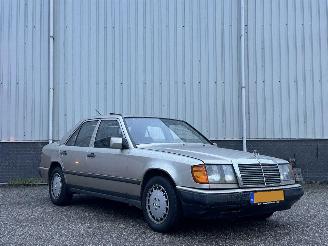 uszkodzony samochody osobowe Mercedes  W124 230E 1986/6