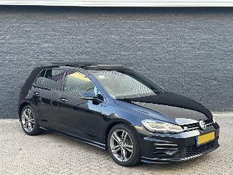 uszkodzony samochody osobowe Volkswagen Golf 1.5TSI 3x R-Line 2017/1
