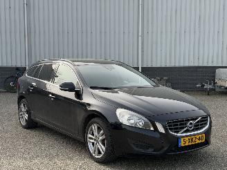 uszkodzony samochody osobowe Volvo V-60 Volvo V60 2.0T Summum Automaat 2011/4