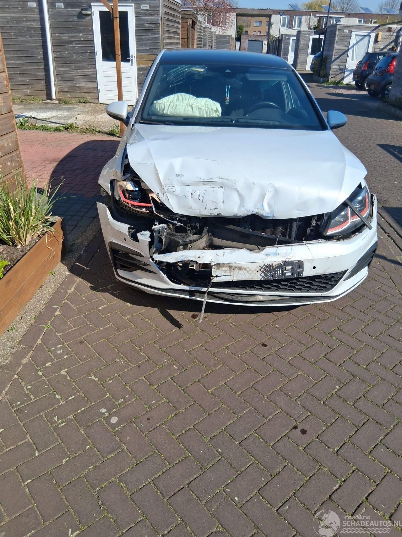 Volkswagen Golf 2.0TSI GTI PERFORMANCE FACELIFT