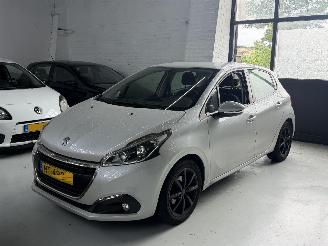 Unfallwagen Peugeot 208 1.2 benzine led/navi 2017/4