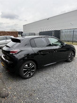 Peugeot 208  picture 11