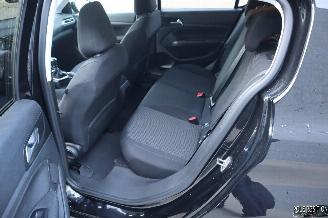 Peugeot 308 1.2 BENZ picture 11