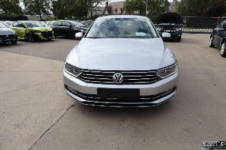 krockskadad bil auto Volkswagen Passat 1.6 TDI 2017/4