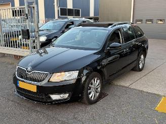 Schadeauto Skoda Octavia 1.6TDI Greentech Pano DSG 2016/4