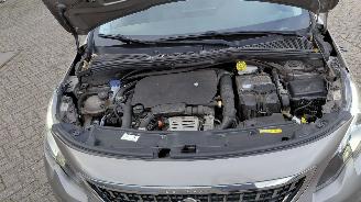 Voiture accidenté Peugeot 2008 1.2i  81kw automaat 2017/1