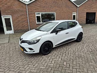 Schadeauto Renault Clio 0.9 tce   66kw  airco 5drs 2016/10