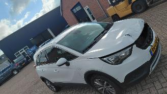 skadebil auto Opel Crossland 1.2i  81 kw  automaat   navi 2018/2