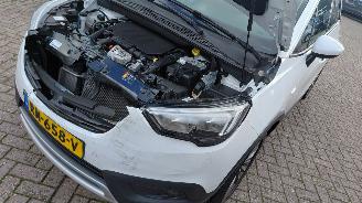 Vaurioauto  passenger cars Opel Crossland 1.2i  81 kw  automaat   navi 2018/2