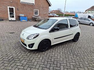 skadebil auto Renault Twingo 1.2i  75pk airco 2011/10