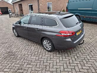 Damaged car Peugeot 308 1.6 hdi automaat pano    navi   120pk 2018/9
