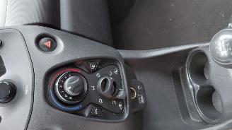 Toyota Aygo 1.0i vtti x fun airco picture 7