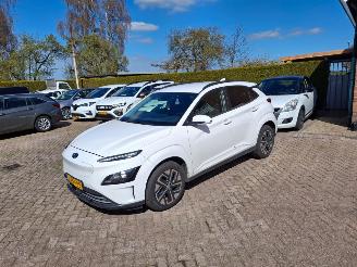 damaged passenger cars Hyundai Kona 64kw     accu       navi  204pk 2023/10