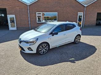 krockskadad bil auto Renault Clio 1.6 hybrid   117pk  leer navi  automaat 2021/2