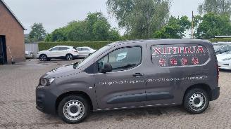 skadebil bedrijf Peugeot Partner 1.5 hdi  131pk  automaat 3 persoons   navi 2021/11