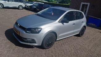 damaged passenger cars Volkswagen Polo 1.0i  60pk   airco 5drs 2016/5