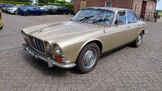 damaged passenger cars Jaguar XJ 4.2  245pk 1969/11