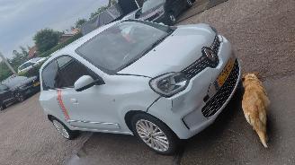 krockskadad bil auto Renault Twingo r80  limitee  vibes  82pk navi  clima 2021/6