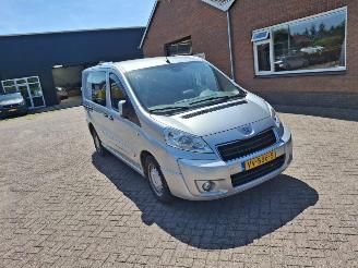 krockskadad bil bedrijf Peugeot Expert 1.6 hdi  90pk navi airco    3 zitter 2016/1