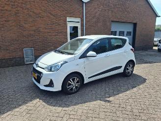 damaged passenger cars Hyundai I-10 1.0i 67pk 5drs airco 2018/1