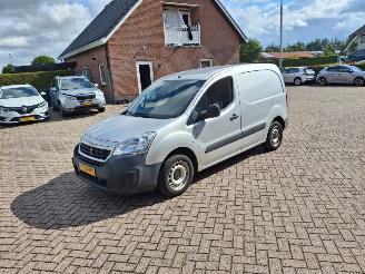 krockskadad bil bedrijf Peugeot Partner 1.6 hdi  75pk  airco 2017/6