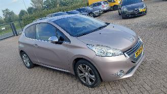 Unfallwagen Peugeot 208 1.2 vti  82pk leer pano   navi 2012/8