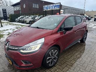 skadebil auto Renault Clio 0.9 TCE ICONIC LICHTE RIJDBARE SCHADE! BOUWJAAR 2017 6750 EURO 2017/3