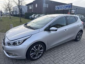 Damaged car Kia Cee d 1.6 GDI AUTOMAAT SUPER PACK LICHTE SCHADE! BOUWJAAR 2014  6950 2014/7